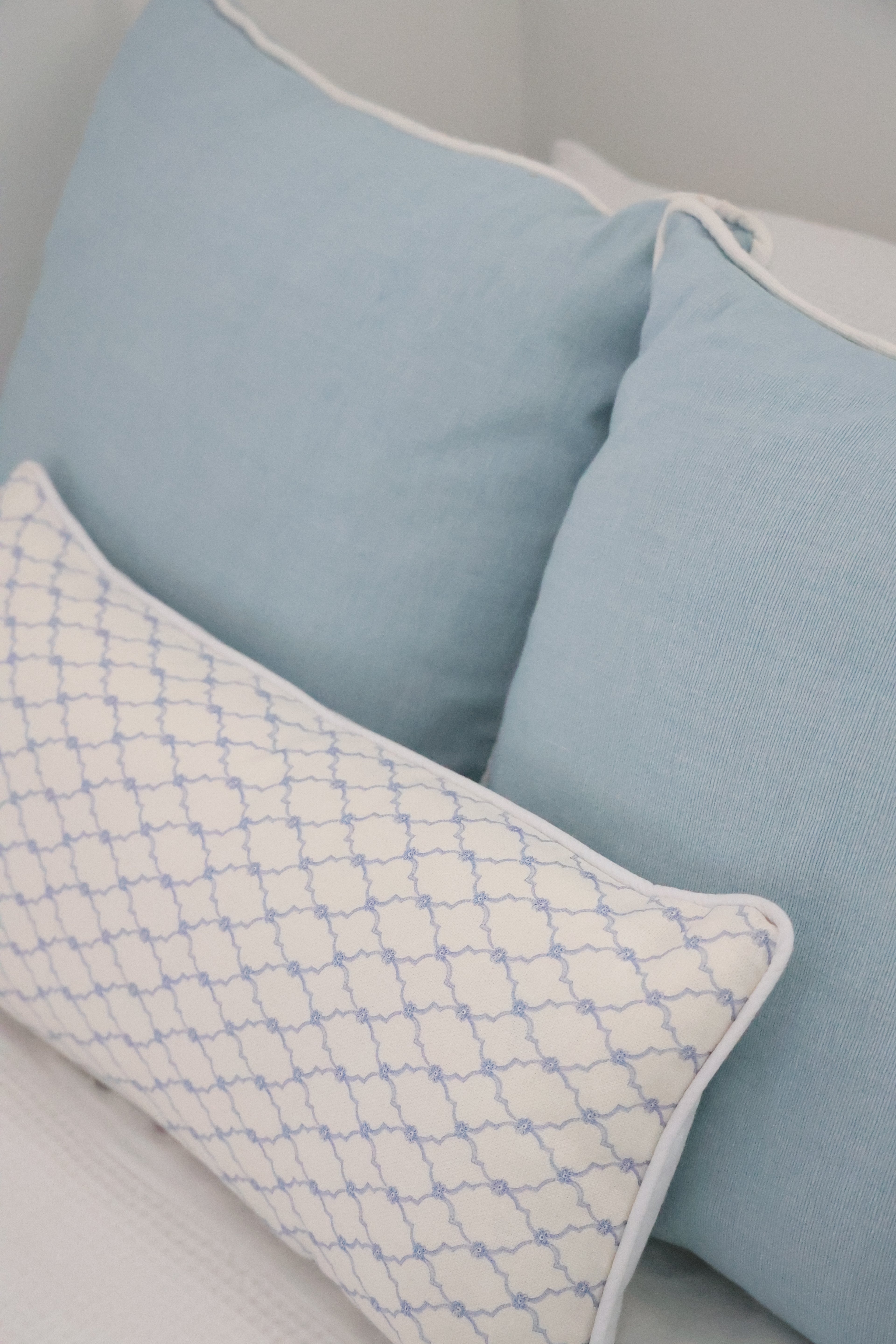 Ocre Designs 'Delft blue mini lattice linen' cushion